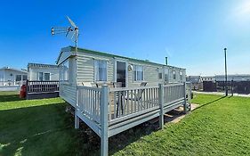 Great 6 Berth Caravan With Side Decking In Heacham Ref 21054A