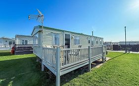 Great 6 Berth Caravan With Side Decking In Heacham Ref 21054A